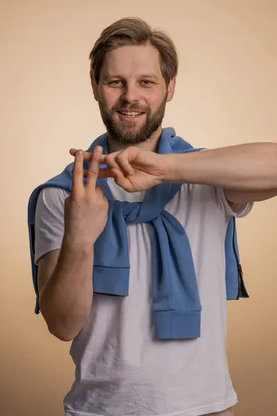 Fröhlicher Kaukasischer Mann Der Hashtag Symbol Mit Händen Zeigt Mit — Stockfoto