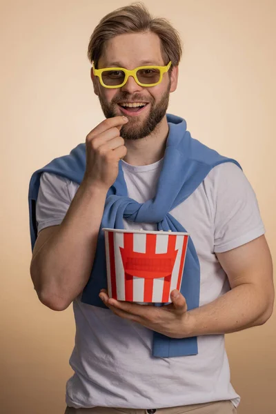 Eccitato Uomo Caucasico Mangiare Popcorn Guardare Serie Interessante Gioco Sportivo — Foto Stock