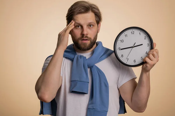 Zmatený Muž Úzkostí Který Kontroluje Čas Chodí Pozdě Práce Zpoždění — Stock fotografie