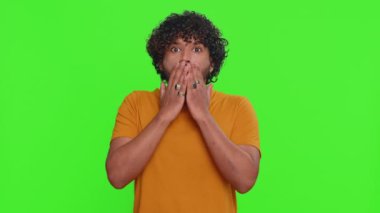 Aman Tanrım, vay canına. Heyecanlı kazanan adam şaşkınlıkla el kaldırıyor büyük gözlerle kameraya bakıyor ani bir zaferle şok geçiriyor. Samimi yakışıklı Hintli adam yeşil renkli anahtar arka planında tek başına.