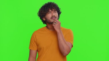 Evreka. İlham verici genç Hintli adam parmağını açık ağızla işaret ederek, iyi bir fikir, plan, başlangıç, ilham verici bir hareket, problem çözümü gösteriyor. Krom anahtar arka planında Hintli adam