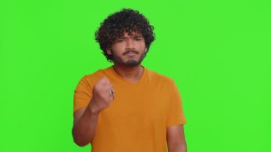 Aç gözlü açgözlü Hintli adam incir negatif jest yapıyor, zaten anlamıyorsun. Açgözlü, açgözlü, çıkarcı. Vücut dili. İncir reddi işareti. Hindu adam krom anahtar arka planında izole