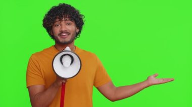 Hintli adam megafonla konuşuyor, haberleri duyuruyor, reklamları yüksek sesle duyuruyor, hoparlörü kullanarak konuşma yapıyor, boş yeri işaret ediyor. Kopyalama uzayı. Krom anahtar arka planında yakışıklı bir adam