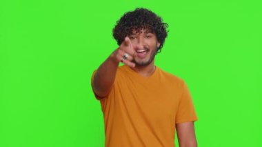 Bizi arayın, bu da iletişim numarası. Yakışıklı, sakallı, gömlekli, kameraya bakan, telefon hareketleriyle beni geri ara diyen Hintli adam. Hindu adam krom anahtar arka planında izole