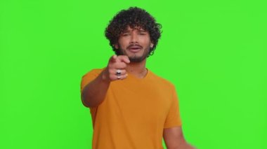 Sen delisin, aklın yerinde değil. Memnun olmayan Hintli adam kamerayı işaret edip aptalca bir jest yapıyor, bir aptalı delice plan, taciz ve zorbalıkla suçluyor. Hintli adam yeşil krom anahtar arka planında izole edildi