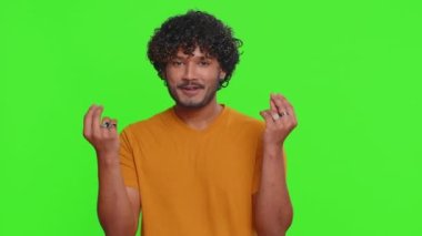 Genç Hintli adam boşa harcıyor, etrafa para saçıyor, daha fazla bahşiş, büyük kar, piyango ikramiyesi, başarılı alışveriş ödemeleri, nakit para. Hindu adam krom anahtar arka planında izole