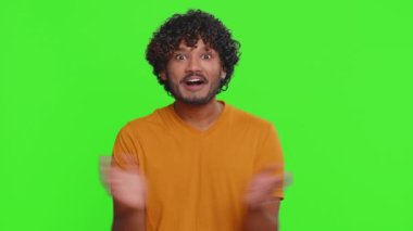 Aferin, aferin. Gururlu Hintli adam alkışlıyor ve onaylıyor, başarılı iyi iş. Kazanmayı kutluyoruz. Hindu adam yeşil renkli anahtar arka planında aniden kazanılan zaferle şok oldu.