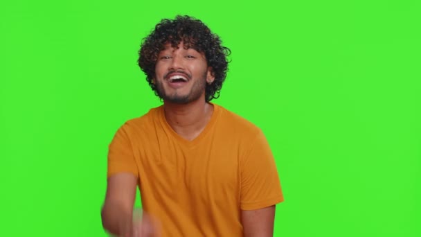 一个留着胡子的印度人指着相机 大声笑 嘲笑可笑的外表 搞笑的笑话轶事 漂亮的后生家伙隔离在绿色色调的背景下 — 图库视频影像