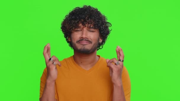 Szczęśliwy Szczęśliwy Indianin Człowiek Kciuki Krzycząc Świętując Sukces Wygrana Urodziny — Wideo stockowe