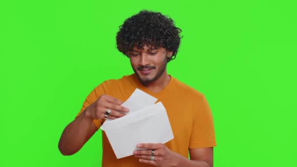 Yakışıklı Hintli Adam Zarfı Mektubu Çıkar Mutlu Hisset Hindu Adam — Stok video