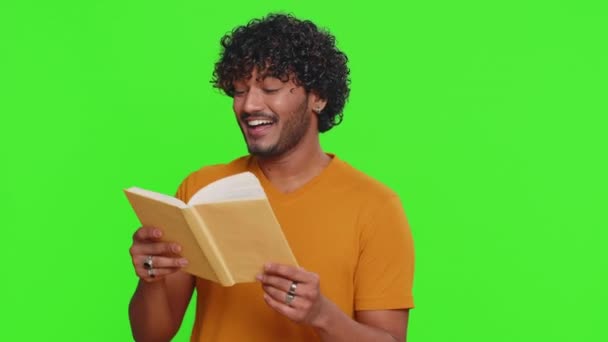 Ευτυχισμένος Ινδός Άνθρωπος Που Διαβάζει Αστεία Ενδιαφέρουσα Ιστορία Παραμυθιού Βιβλίο — Αρχείο Βίντεο