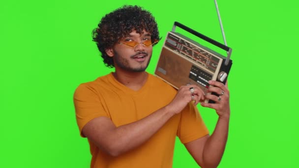 印度男人用复古磁带唱机听音乐 迪斯科舞最喜欢的曲目 有乐趣 老式技术的粉丝 在色键背景上被隔离的英俊的后辈 — 图库视频影像