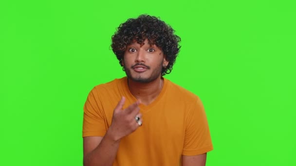 Mijn Geheimen Bewaren Zwijgen Indiaanse Man Fluistert Geruchten Die Elkaars — Stockvideo