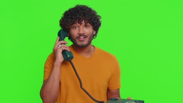 给我回电话 年轻的印度人用80年代的有线老式电话说 你给我回了电话 用绿色彩色键背景隔离的印度教男子 — 图库视频影像