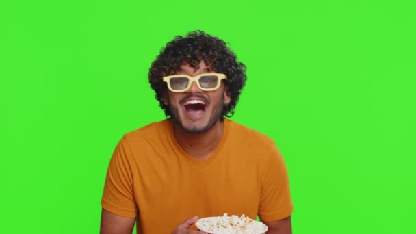Hombre Indio Excitado Gafas Comiendo Palomitas Maíz Viendo Interesante Serie — Vídeos de Stock