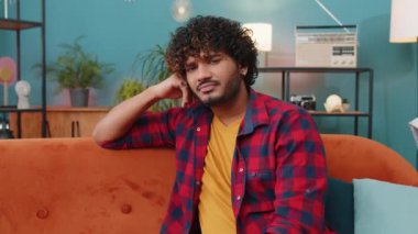 Üzgün, yalnız bir adam sınıfında oturmuş hayat endişelerini düşünüyor ya da karşılıksız aşk adaletsiz bir durumdan muzdarip. Hindu yalnız erkek problemi, ayrılık, depresyon kötü sinir patlaması