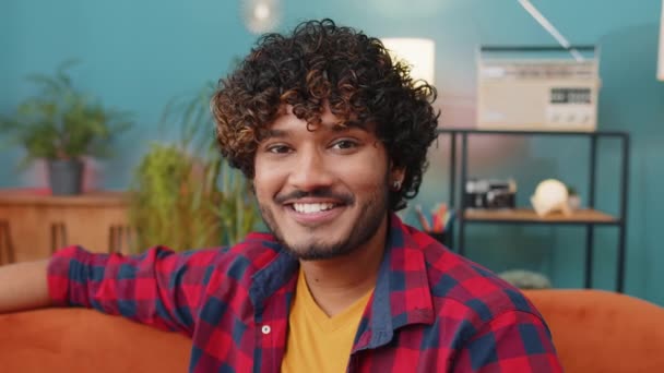 Χαμογελώντας Παιχνιδιάρικα Χαρούμενος Νεαρός Ινδός Που Ανοιγοκλείνει Μάτια Κοιτάζοντας Την — Αρχείο Βίντεο