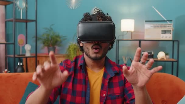 Homme Indien Utilisant Technologie Futuriste Réalité Virtuelle Casque App Casque — Video