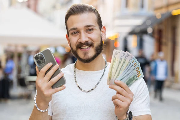Feliz Joven Rico Contando Dinero Efectivo Utilice Aplicación Calculadora Teléfonos —  Fotos de Stock