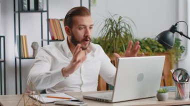 Laptop üzerinde çalışırken sinirli bir Orta Doğulu iş adamı, beklenmedik internet sitesi sorunu, bilgisayar virüsü veri kaybı. Freelancer ofisteki iş yerinde kızgın, kırık bir defter gibi hissediyor.