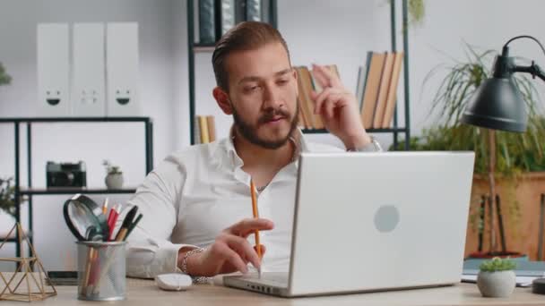 Ливанский Бизнесмен Скрестил Пальцы Работая Ноутбуке Рабочем Столе Домашнего Офиса — стоковое видео