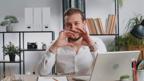 Miluju Libanonský Podnikatel Symbolizuje Lásku Ukazuje Před Kamerou Znamení Srdce — Stock video