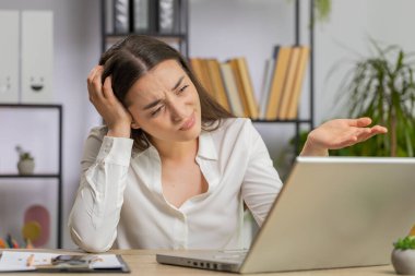 Laptop üzerinde çalışan Kafkasyalı genç iş kadını programcı yazılım geliştiricisi kötü haber kaybının ofiste başarısız olmasına şaşırıyor. Son teslim tarihi, iflas. Serbest Çalışan Kız