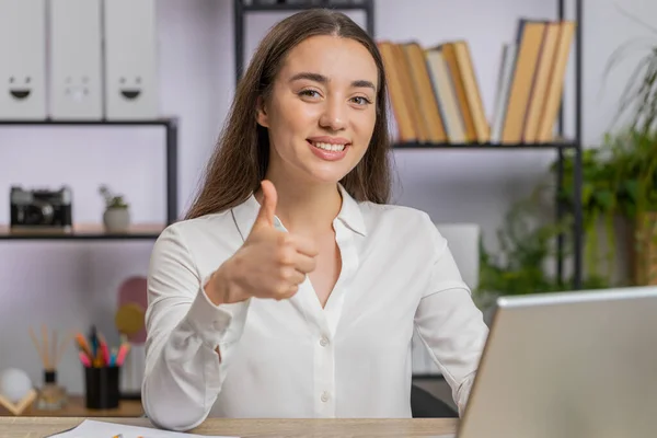 Przykład Szczęśliwa Biała Bizneswoman Pracująca Laptopie Patrząca Aprobatą Kamerę Pokazująca — Zdjęcie stockowe