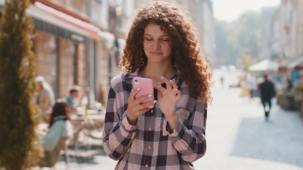 Viajero Turista Mujer Bastante Joven Utilizando Teléfono Inteligente Escribir Mensajes — Vídeo de stock