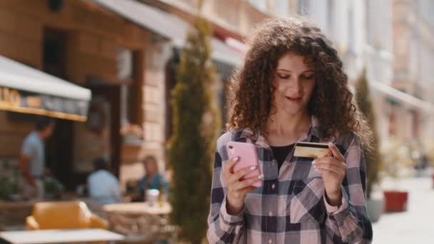 Νεαρή Γυναίκα Που Χρησιμοποιεί Smartphone Πιστωτικής Κάρτας Κατά Μεταφορά Χρημάτων — Αρχείο Βίντεο