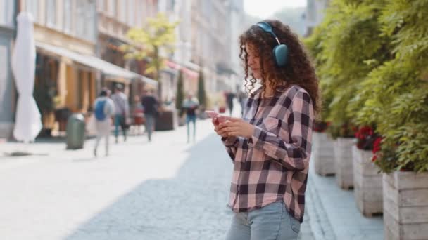 Glücklich Entspannte Überglückliche Junge Frau Mit Kabellosen Kopfhörern Die Freien — Stockvideo