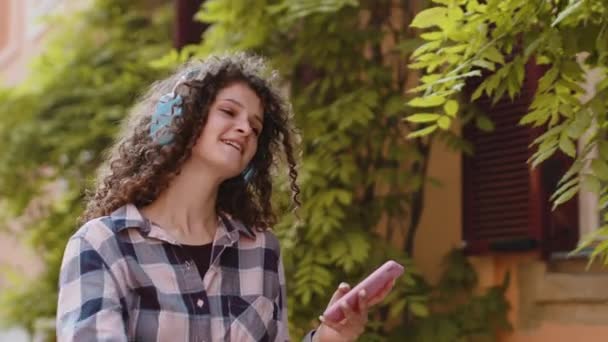 Feliz Relajado Alegre Mujer Bastante Joven Auriculares Inalámbricos Elegir Escuchar — Vídeo de stock