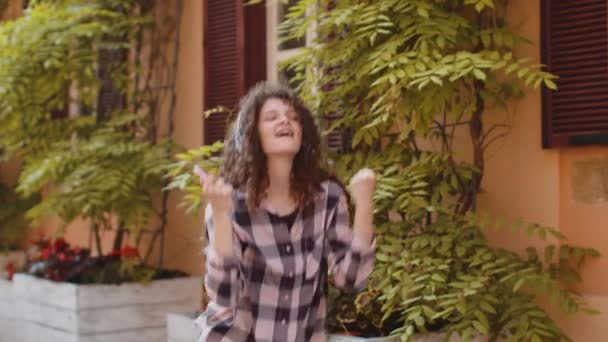 Glad Överlycklig Söt Ung Kvinna Trådlösa Hörlurar Lyssnar Favorit Energisk — Stockvideo