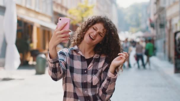 Blogger Bastante Joven Tomando Selfie Smartphone Comunicando Videollamadas Línea Con — Vídeo de stock