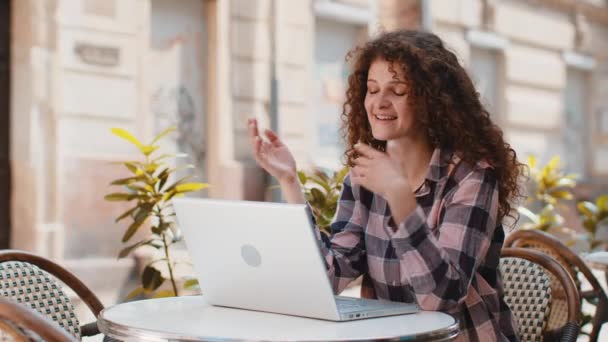 Retrato Mulher Muito Jovem Usando Laptop Ter Vídeo Chamada Chat — Vídeo de Stock