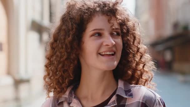 Mutlu Güzel Bir Genç Kadının Portresi Dostça Gülümseyen Kameraya Bakan — Stok video