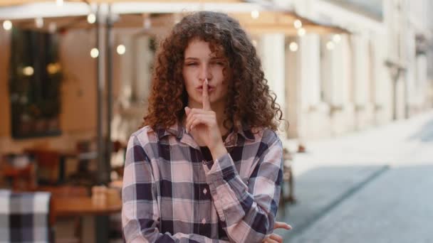 Taci Rog Femeie Destul Tânără Apasă Degetul Arătător Buze Face — Videoclip de stoc
