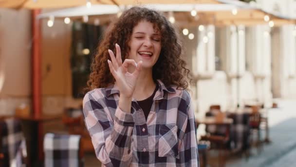 Гаразд Щаслива Весела Молода Жінка Дивлячись Камеру Показуючи Нормальний Жест — стокове відео