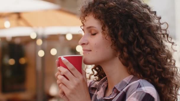 Gelukkige Mooie Jonge Vrouw Genieten Van Morgens Koffie Warme Drank — Stockvideo