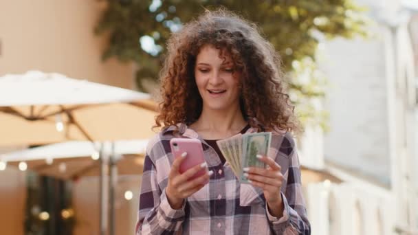 Para Sayan Mutlu Genç Bir Kadın Akıllı Telefon Hesap Makinesi — Stok video