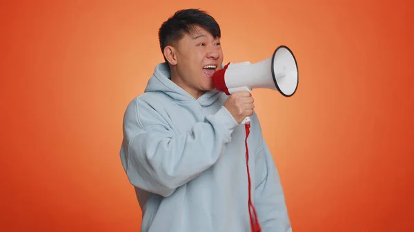 Asyalı Adam Megafonla Konuşuyor Haberleri Duyuruyor Reklamları Yüksek Sesle Duyuruyor — Stok fotoğraf