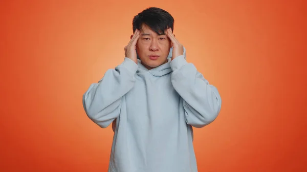 Kapüşonlu Yakışıklı Asyalı Adam Baş Ağrısı Problemini Tedavi Etmek Için — Stok fotoğraf