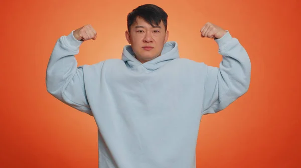 Sou Forte Independente Homem Asiático Mostrando Bíceps Olhando Confiante Sentindo — Fotografia de Stock