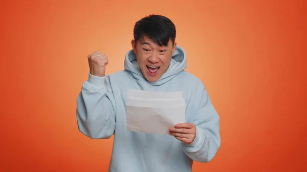 Bonito Asiático Homem Aberto Envelope Tirar Carta Sentir Feliz Chinês — Fotografia de Stock