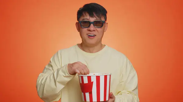 Opgewonden Aziatische Man Bril Eten Popcorn Kijken Naar Interessante Serie — Stockfoto