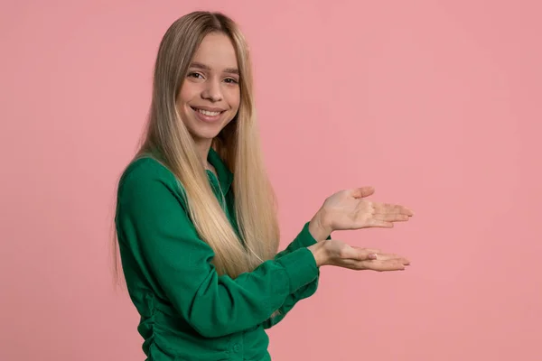 白人妇女竖起大拇指 指向空旷的地方 商业广告区 商品促销的复制空间 在粉红工作室背景下被隔离的少女 — 图库照片