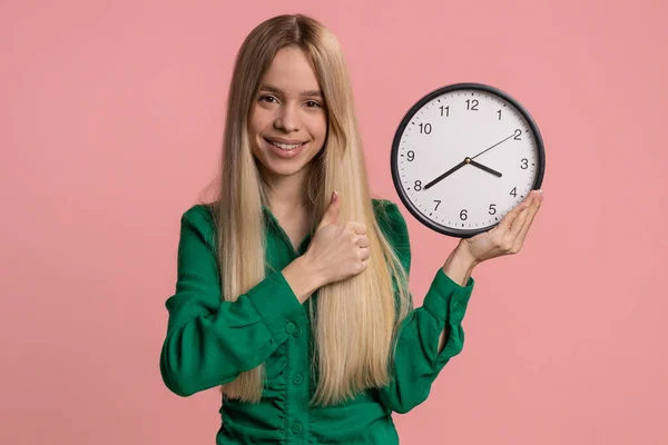 Tua Vez Mulher Branca Sorrindo Mostrando Tempo Parede Relógio Escritório — Fotografia de Stock