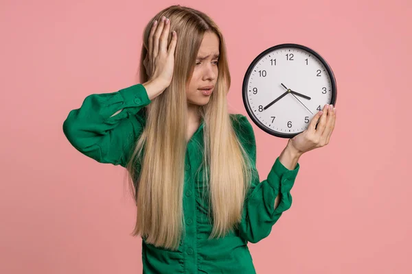 Mujer Confundida Con Ansiedad Comprobando Tiempo Reloj Llegando Tarde Trabajo —  Fotos de Stock