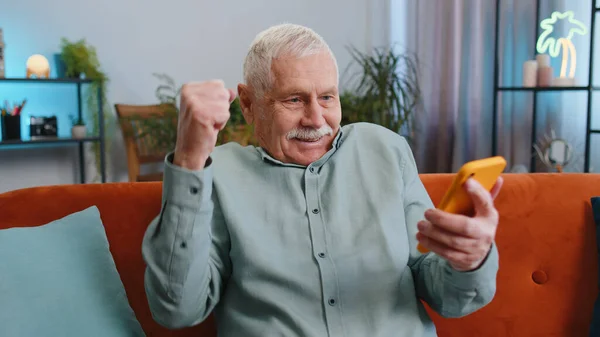 Szczęśliwy Starszy Dziadek Człowiek Używać Mobilny Smartfon Wpisując Przeglądanie Powiedzieć — Zdjęcie stockowe