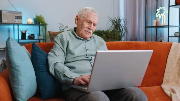 Displeased Senior Grandfather Man Use Laptop Notebook Typing Browsing Working — Stock Photo, Image